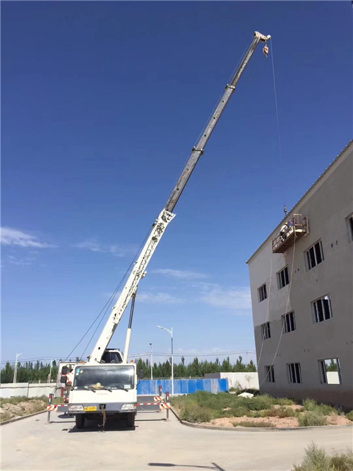 六盘水市“轻装强干”—— 吊车的 “轻量化臂架” 技术